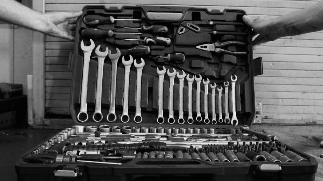 List of AI content writer tools and their features.